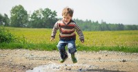 Perkembangan Umum Anak Usia 2 Tahun: Melompat dan Berimajinasi